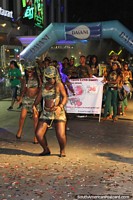 Um grupo vestiu-se na roupa de desenho de exército na pompa de Avondvierdaagse em Paramaribo, Suriname. As 3 Guianas, América do Sul.