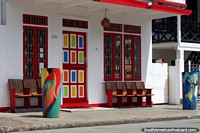 Cores bonitas e porta de arte, colorida, do lado de fora de um café em Paramaribo, Suriname. As 3 Guianas, América do Sul.