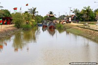 A via marïtima e barcos em Coronie, uma pequena cidade entre Paramaribo e Nickerie, o Suriname. As 3 Guianas, América do Sul.