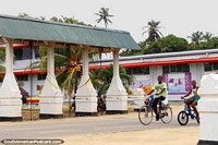 Colunas, cocos e quadros murais na pequena cidade de Coronie, entre Paramaribo e Nickerie, o Suriname. As 3 Guianas, América do Sul.
