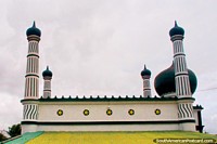 Las torres y la cúpula de una mezquita o templo en el distrito de Nickerie en Surinam. Las 3 Guayanas, Sudamerica.