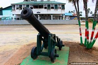 Um do canhão junto da praça pública em Nickerie, o Suriname. As 3 Guianas, América do Sul.