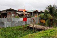 La vivienda en Nickerie es una mezcla de moderno y de chabolas, Surinam.