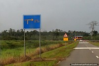 La interseccin de girar a la derecha para ir al ferry a Guyana, cerca South Drain en Surinam.