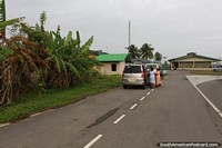 Al llegar al edificio del ferry y aduanas en South Drain en Surinam. Las 3 Guayanas, Sudamerica.