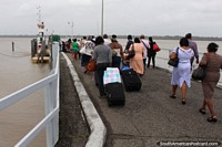 Caminar hasta el ferry para cruzar el río desde South Drain - Surinam a Moleson Creek - Guyana. Las 3 Guayanas, Sudamerica.
