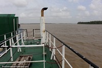 Cruzando el río en ferry desde Surinam, Guyana en la distancia.