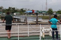 O porto de barco e edifïcios de imigração em Córrego de Moleson na Guiana. As 3 Guianas, América do Sul.