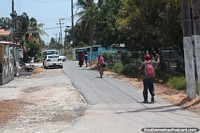 Uma rua de lado em uma pequena cidade entre Córrego de Moleson e Georgetown, a Guiana. As 3 Guianas, América do Sul.