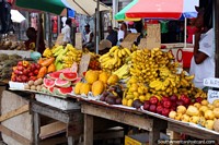 Los plátanos, sandía, manzanas, ciruelas y mangos en Stabroek Mercado en Georgetown, Guyana.
