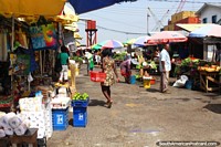 Versión más grande de Productos para el hogar para la venta en Stabroek Mercado en Georgetown, Guyana. río en la distancia.