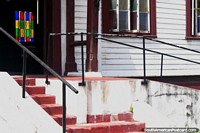 Ventanas de colores de Iglesia de St. Andrews Kirk, edificio más antiguo del ciudad, construido entre 1811 y 1818, Georgetown, Guyana.