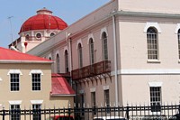 A cúpula vermelha do Edifïcio do parlamento em Georgetown, Guiana, examina das costas.