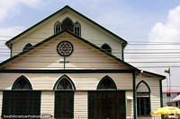 Versão maior do Igreja de Metodista de Bedford, pequena igreja feita de madeira em Georgetown, Guiana.