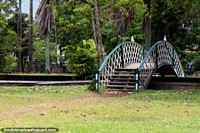 Uma ponte sobre um canal nos Jardins botânicos de Georgetown na Guiana.