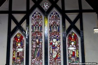 Janelas de vidro manchadas no interior de madeira de S. Georges Catedral em Georgetown, Guiana.