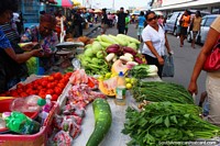 As pessoas vendem o seu produz no Mercado Stabroek em Georgetown, Guiana. As 3 Guianas, América do Sul.