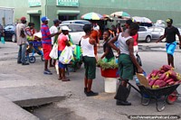 As pessoas separadas vendem as poucas quantidades de produzem no Mercado Stabroek em Georgetown, Guiana. As 3 Guianas, América do Sul.