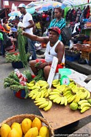 Homem que vende cebola de primavera no Mercado Stabroek em Georgetown, Guiana.