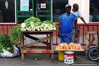 Uma mulher vende os seus verdes e batatas em miniatura no Mercado Stabroek em Georgetown, Guiana. As 3 Guianas, América do Sul.
