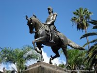 Versión más grande de Hombre en un caballo, estatua en Salta.