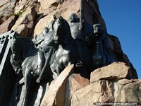 Versión más grande de Bronce y roca, el monumento de Guemes en Salta.