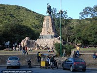 El hombre Guemes en caballo, monumento en el pie de Cerro San Bernardo en Salta. Argentina, Sudamerica.