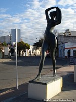 Estátua de figura de dança feminina em uma rua em Salta. Argentina, América do Sul.