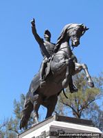Líder da independência Jose de San Martin, monumento em um parque em Jujuy. Argentina, América do Sul.