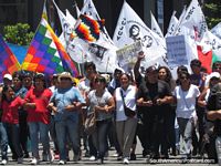 Versão maior do As pessoas ligam braços e bandeiras de onda no momento de protestos de Jujuy.