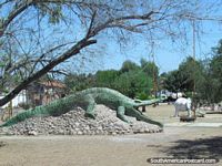 Caimán enorme en patio de niños y parque en Palpala cerca de Jujuy. Argentina, Sudamerica.