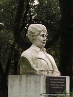 Versão maior do Poeta e o escritor Rosalia de Castro (1837-1885) monumento em Rosario.