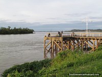 Pescar de um cais em Rio Paraná em Paraná. Argentina, América do Sul.