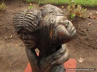 3 cabezas escultura de madera en Plaza San Martin en Colon. Argentina, Sudamerica.