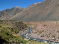 Primera vista del Río Mendoza en el lado argentino al este de Cristo Redentor. Argentina, Sudamerica.