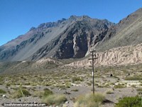 Montanhas com texturas diferentes e cores diferentes entre Cristo Redentor e Mendoza. Argentina, América do Sul.