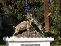 Larger version of 2 fighting boars metalwork at Parque San Martin in Mendoza.