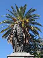 Larger version of Fray Justo de Santa Maria de Oro statue at Plaza 25 de Mayo in San Juan.