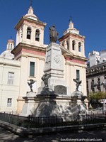 Igreja São Francisco em Córdoba com um monumento de anjos em frente. Argentina, América do Sul.