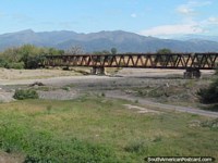 As pistas de trem atropelam o rio justo antes da passagem por El Carril. Argentina, América do Sul.