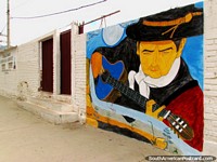 Versión más grande de El guitarrista toca su música, mural en la pared fantástica en Cafayate.
