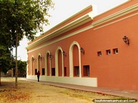 O hospital de Cafayate rosa construiu em 1875, um dos primeiros edifïcios na cidade. Argentina, América do Sul.