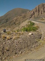 Las curvas para subir las montañas comienzan hasta Paso de Jama. Argentina, Sudamerica.