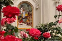 Los jardines de rosas y murales de azulejos en la Parroquia de San Jorge en Salta. Argentina, Sudamerica.