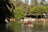 Alugue um barco e remo em volta da lagoa em Parque San Martin em Salta. Argentina, América do Sul.