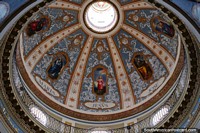 Visão interior da cúpula assombrosa em Igreja Nuestra Senora da Candelaria da Vina em Salta. Argentina, América do Sul.