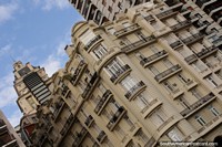 Versión más grande de Un edificio de apartamentos increíble, con muchas ventanas y balcones en Buenos Aires.