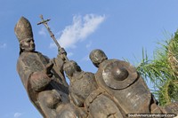 Monumento a su Santidad Juan Pablo II, el Papa que sostiene cruz en Posadas. Argentina, Sudamerica.