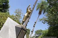 Versión más grande de Eva Perón (1919-1952), la primera señora, estatua de oro en la Plaza 25 de Mayo en Resistencia.