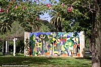 Versão maior do O mural de Chaco fez de telhas de muitas cores em Praça 25 de Mayo em Resistencia.
